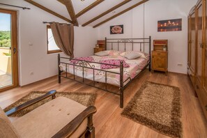 3 quartos, cofres nos quartos, ferros/tábuas de passar roupa, Wi-Fi