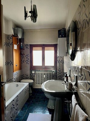 Baignoire, séchoir à cheveux, bidet, serviettes fournies