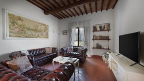 Smart TV, chimenea, reproductor de DVD y tenis de mesa 