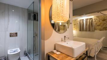 Baignoire, sĂšche-cheveux, serviettes fournies