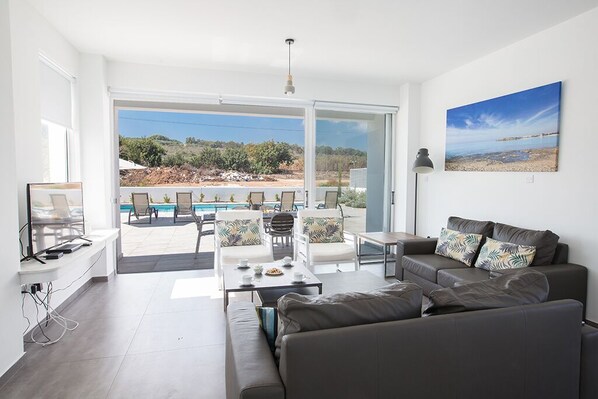 Televisio, DVD-soitin, pöytÀjalkapallopöytÀ, musiikkikirjasto