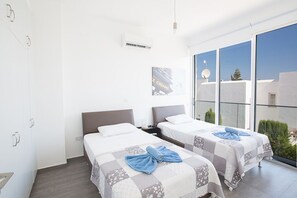 5 makuuhuonetta, tallelokero huoneessa, silitysrauta/-lauta