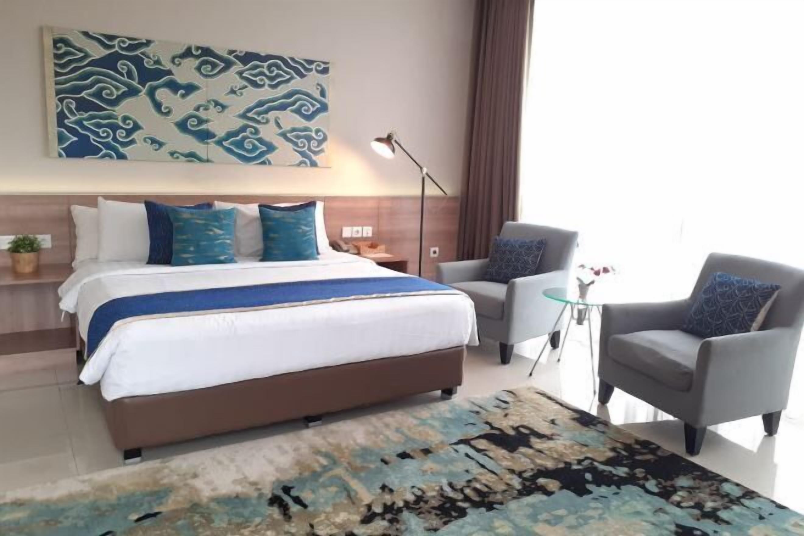 Minibar, Zimmersafe, Schreibtisch, laptopgeeigneter Arbeitsplatz