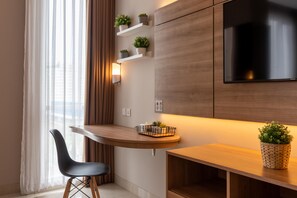 Juniorrum (Suite) | Minibar, värdeförvaringsskåp på rummet och skrivbord