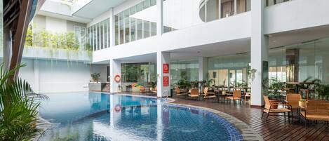 Una piscina al aire libre