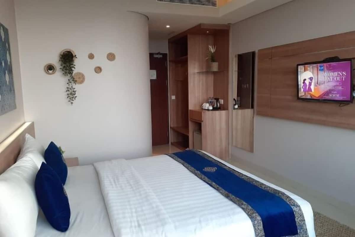 Minibar, caja de seguridad en la habitación y escritorio
