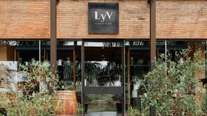En bygningseingang med et skilt der står 'LyV'.