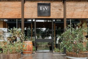 2 間餐廳，供應早餐、午餐和晚餐，當地和國際料理