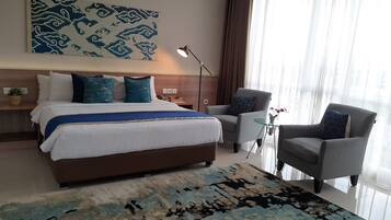 Rom – junior (Suite) | Minibar, safe på rommet, skrivebord og skrivebord for bærbar PC