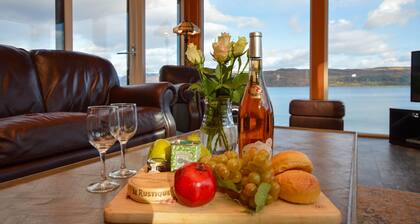 Taigh Na Mara, luxury villa on Private beach, sleeps 10