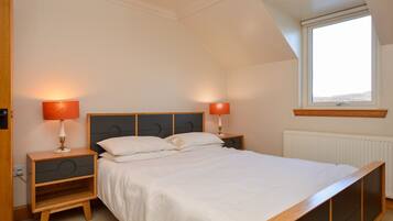 5 bedrooms, iron/ironing board, free WiFi, bed sheets