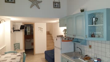 Refrigerador, cafetera/tetera, utensilios de cocina