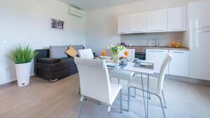 Een modern appartement met een eetgedeelte, keuken en woonruimte.