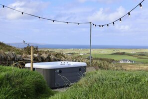 Property grounds - Quaint and Luxurious Cottage overlooking Doolin and the Aran Islands (Doolin)