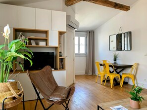 TV, books - Les Toits de Sainte-Ursule (Montpellier)