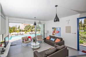 Smart TV, reproductor de DVD, futbolito y tenis de mesa 