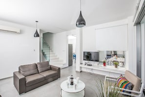 Smart TV, lettore DVD, tavolo da calcetto, tavolo da ping pong