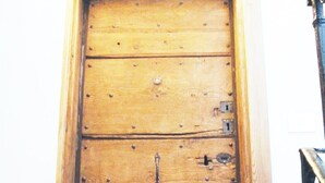 A wooden door with a lock and a keyhole. - Charming apartment in Navona Square (Multiple rentals available) (Roma)