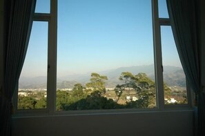 โต๊ะทำงาน, ผ้าม่านกันแสง, Wi-Fi ฟรี, ผ้าปูที่นอน