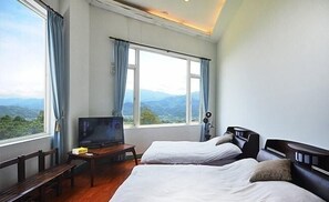 Desk, blackout drapes, free WiFi, bed sheets - Warm House Hostel (Taichung)