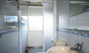 Panoramic-Doppelzimmer, 1 Doppelbett, Nichtraucher, Bergblick | Badezimmer | Dusche, Haartrockner, Handtücher