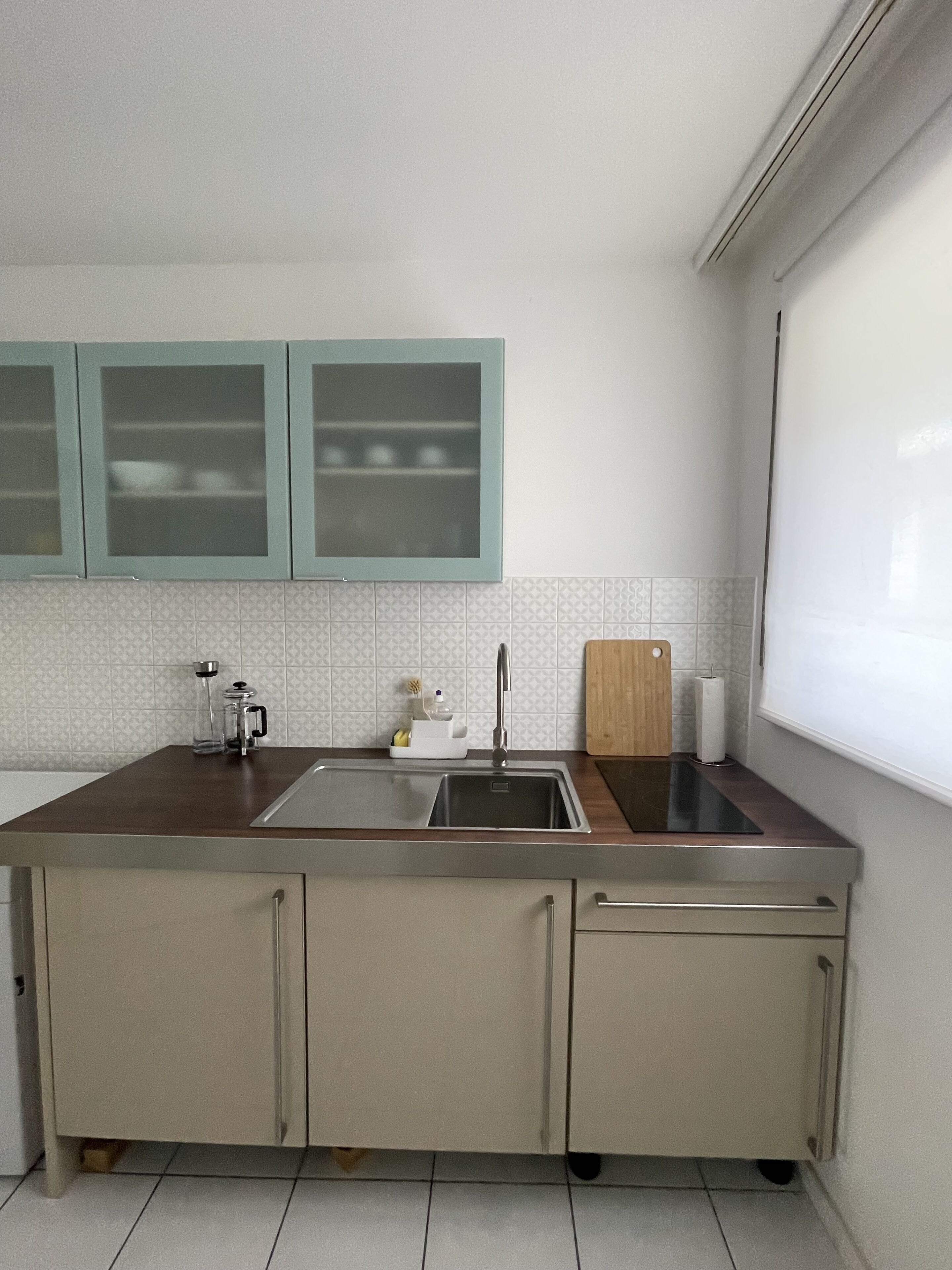 Kühlschrank, Mikrowelle, Herdplatte, Wasserkocher mit Kaffee-/Teezubehör