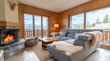 Télévision, cheminée, lecteur de DVD