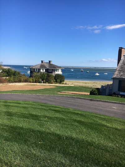 Great Location in Chatham Walk to town shop, dine,  band concert,  cape baseball