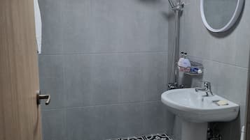 Douche, articles de toilette gratuits, sèche-cheveux, chaussons