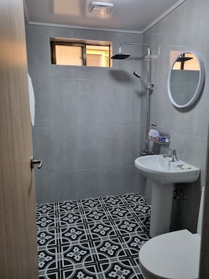 Shower, perlengkapan mandi gratis, pengering rambut, dan sandal