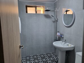 Douche, articles de toilette (gratuits), séchoir à cheveux, pantoufles