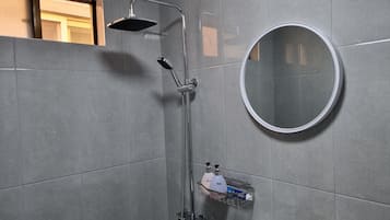 Regadera, amenidades de baño gratuitas, secadora de cabello, pantuflas