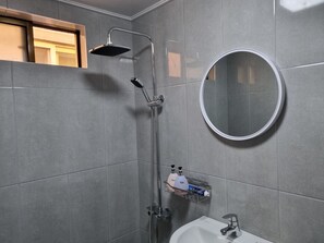 Bruser, gratis toiletartikler, hårtørrer, hjemmesko