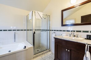 Grand Suite, 1 Katil Raja (King), Non Smoking | Bilik Mandi | Kelengkapan dandanan diri percuma, pengering rambut, tuala disediakan 