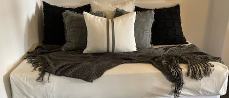 Ropa de cama de alta calidad, cubrecamas, minibar y muebles diferentes 