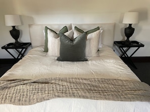 Grand Room, 1 Katil Raja (King), Non Smoking | Peralatan tempat tidur premium, gebar bulu kapas, bar mini 