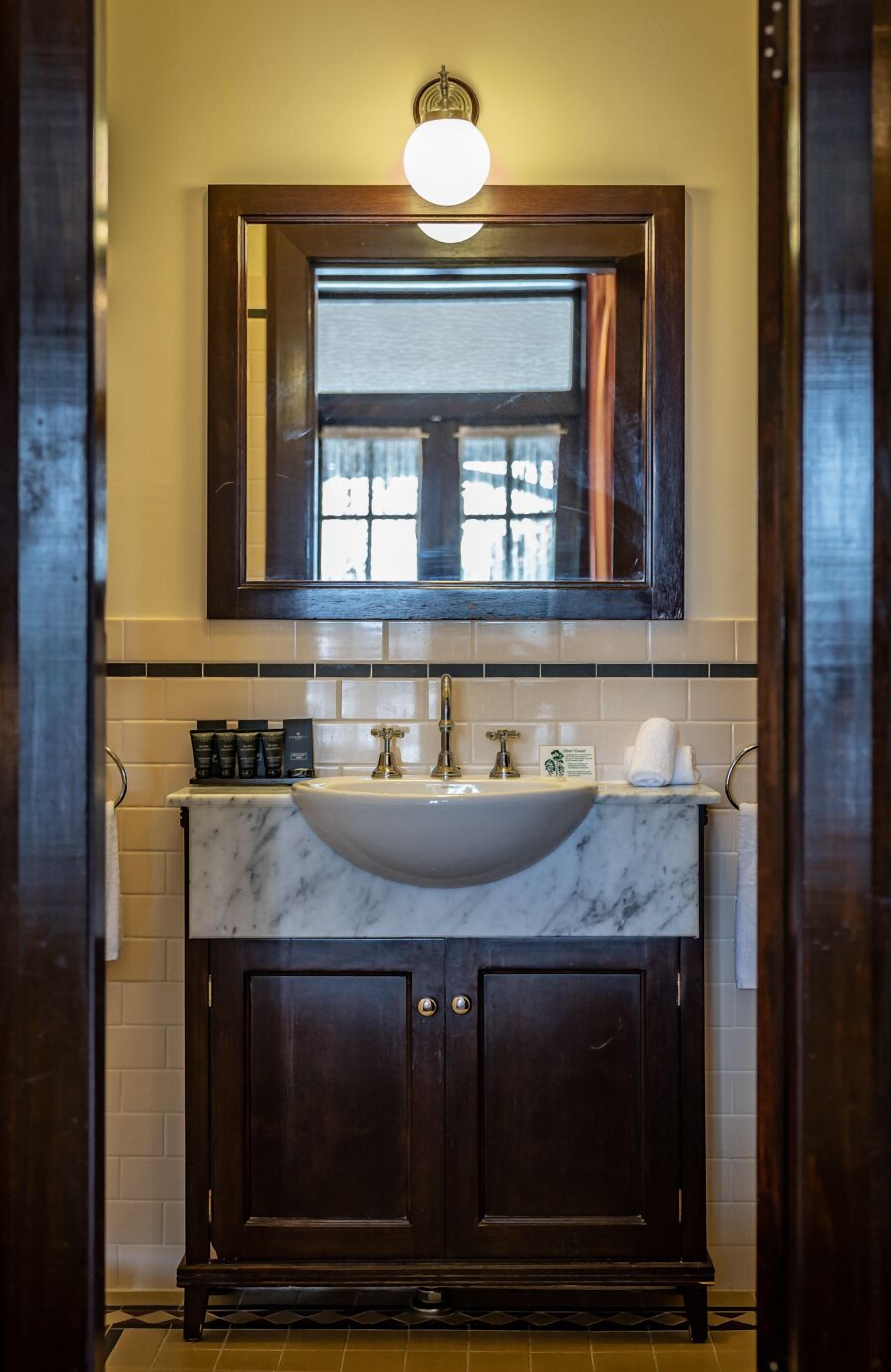 room 7 | bathroom | free toiletries, hair dryer, towels