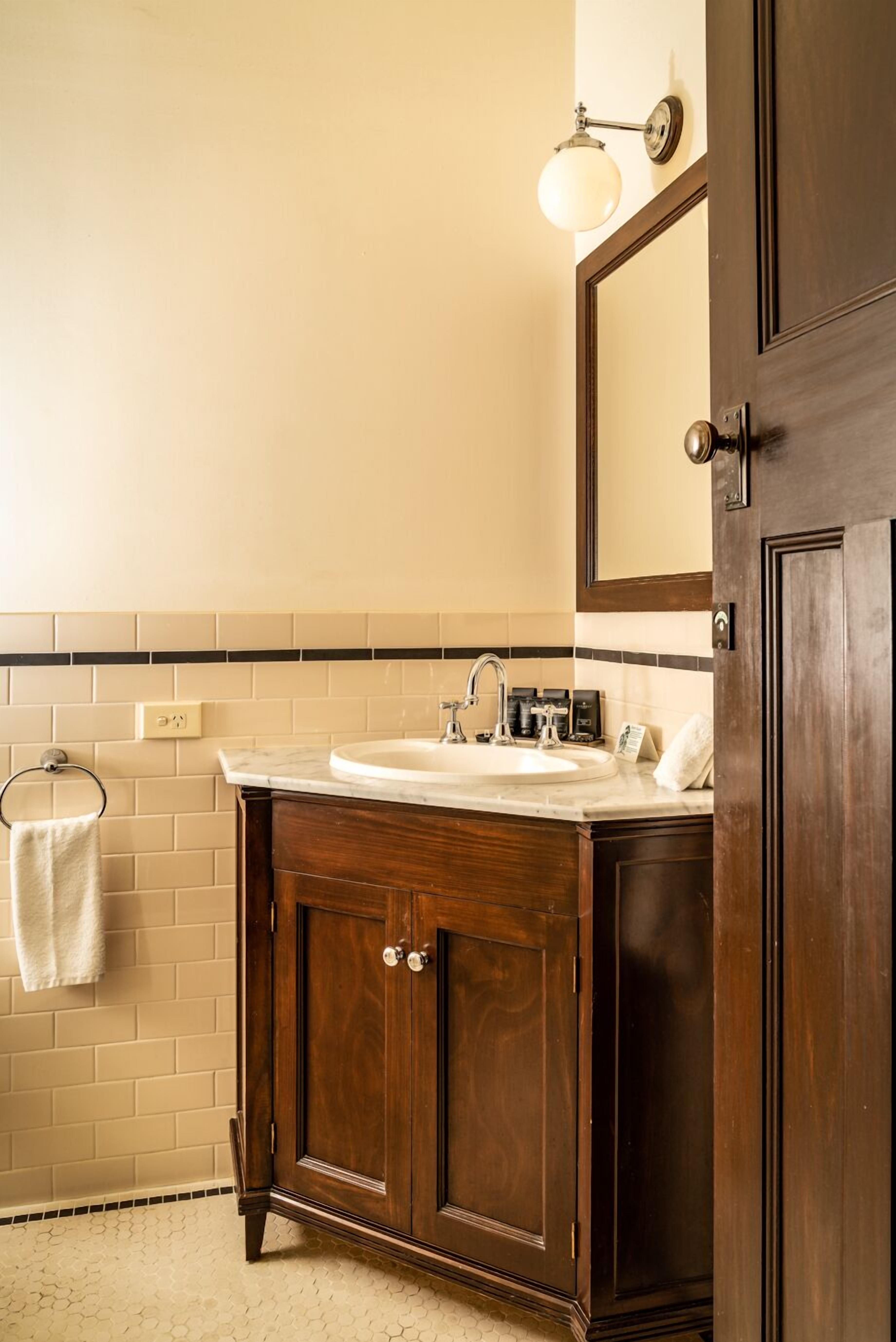 room 4 | bathroom | free toiletries, hair dryer, towels