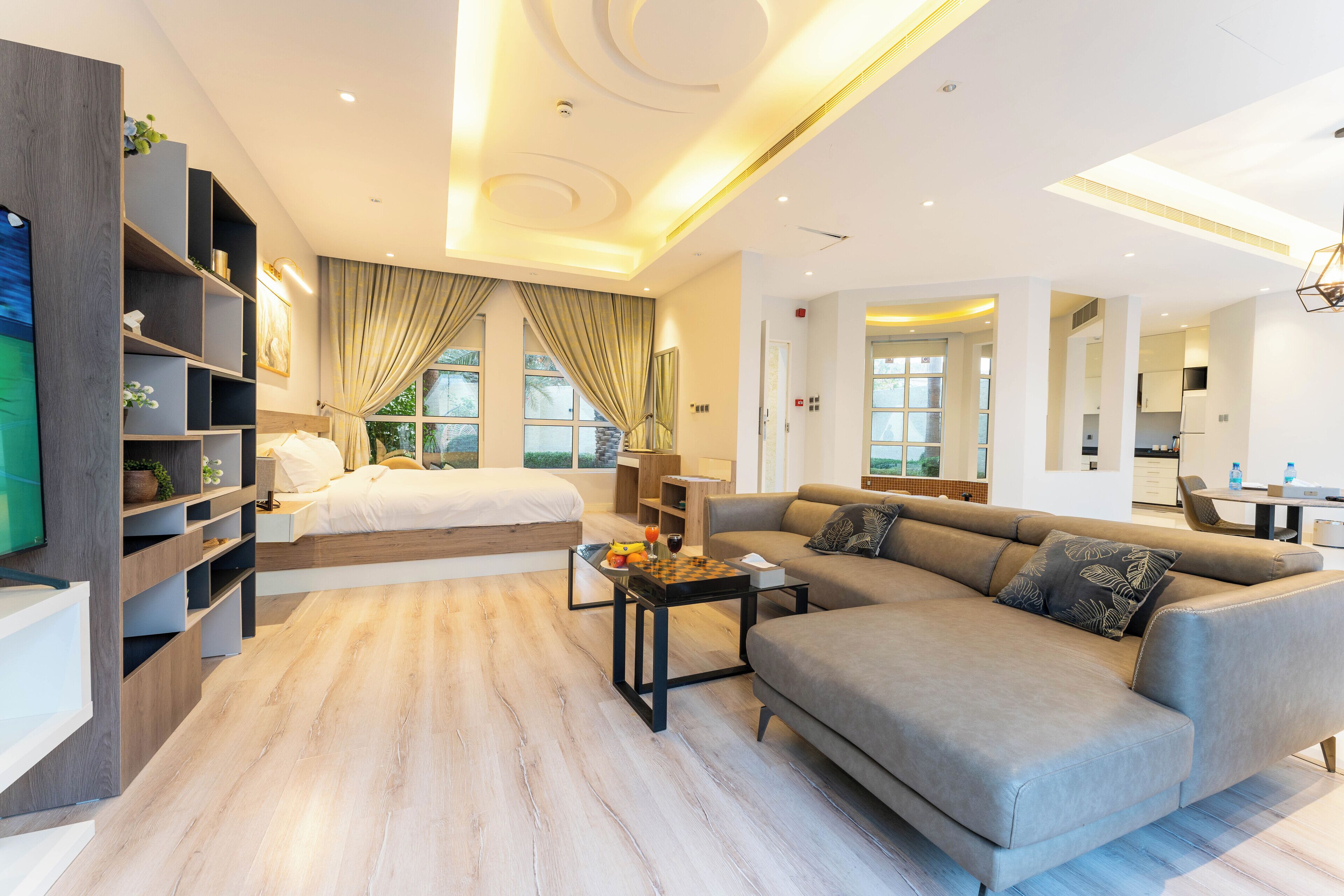 Villa Lune de Miel (Private Jacuzzi) | Coin séjour | TV connectée de 50 pouces avec chaînes par satellite, jouets