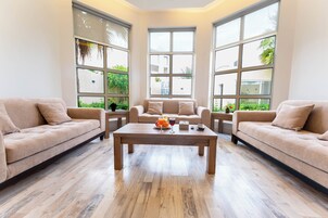 Smart TV 50 pulgadas con canales de televisión vía satélite, juguetes