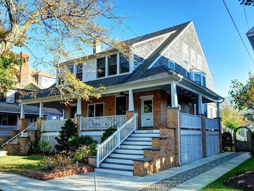 Fully updated, 2 Blocks from the Beach, Sleeps 12