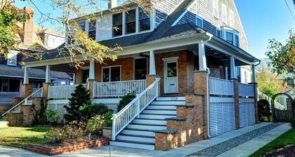 Fully updated, 2 Blocks from the Beach, Sleeps 12