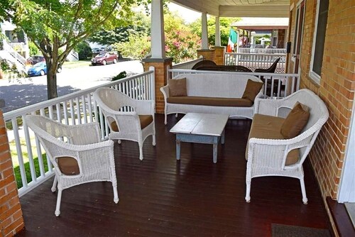 Fully updated, 2 Blocks from the Beach, Sleeps 12