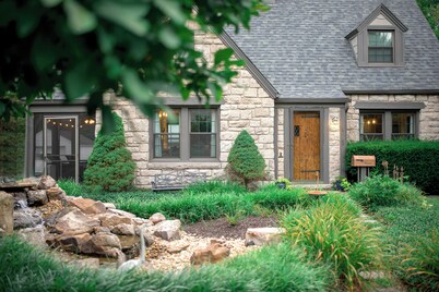 Quaint 1932 "Bissman Cottage" Completely Remodeled, in Historical Downtown area❤