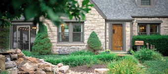 Quaint 1932 "Bissman Cottage" Completely Remodeled, in Historical Downtown area❤