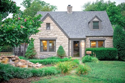 Quaint 1932 "Bissman Cottage" Completely Remodeled, in Historical Downtown area❤