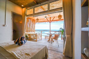 ห้องดีลักซ์ดับเบิล, เตียงควีนไซส์ 1 เตียง, ระเบียง | ผ้าปูที่นอนฝ้ายอียิปต์, เครื่องนอนระดับพรีเมียม, มินิบาร์