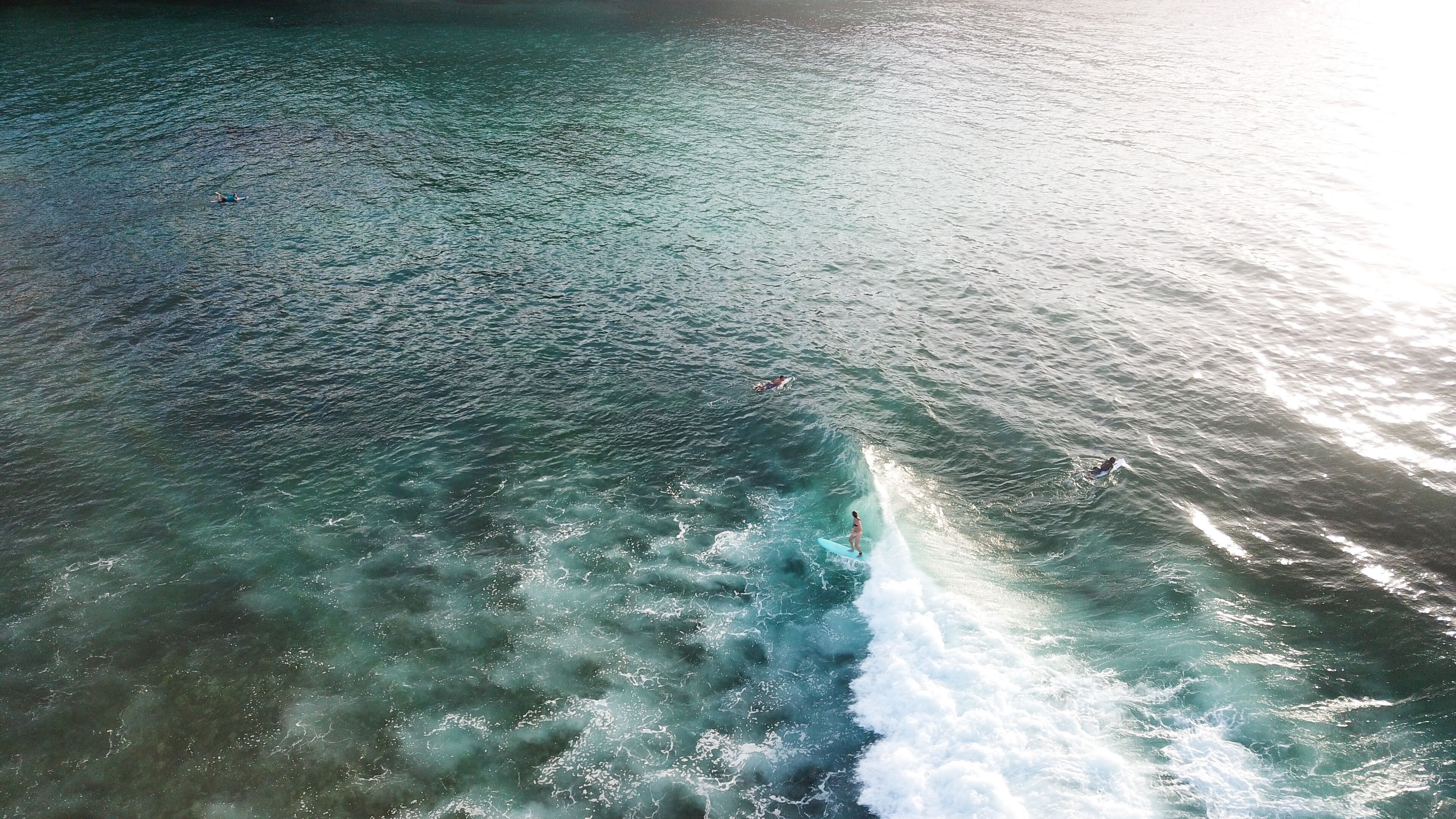 Escena costera con agua clara y olas, probablemente una playa o zona marítima.