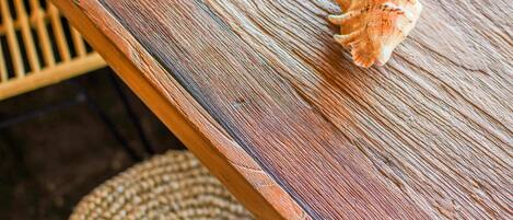 Una mesa de madera con una concha marina encima.