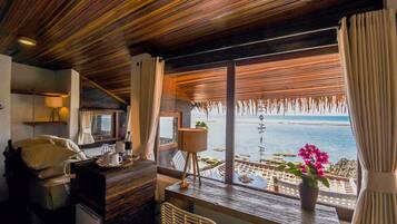 Habitación Deluxe doble, vistas al mar | Sábanas de algodón egipcio, ropa de cama de alta calidad, minibar